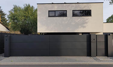 Moderne aluminium schuifpoort met looppoort en brievenbus - Lommel