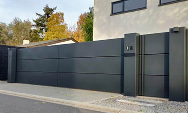 Moderne aluminium schuifpoort met looppoort en brievenbus - Lommel