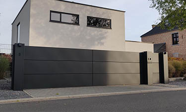 Moderne aluminium schuifpoort met looppoort en brievenbus - Lommel