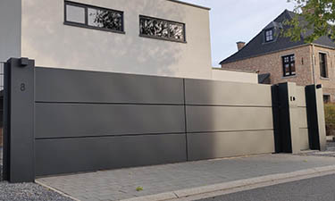 Moderne aluminium schuifpoort met looppoort en brievenbus - Lommel