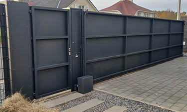 Moderne aluminium schuifpoort met looppoort en brievenbus - Lommel