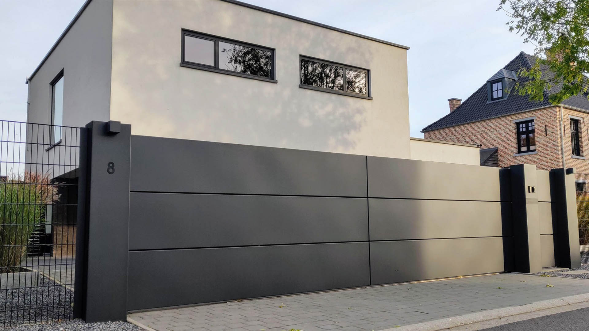 Moderne aluminium schuifpoort met looppoort en brievenbus - Lommel