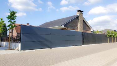 Moderne stalen schuifpoort met aluminium panelen en grote apatie
