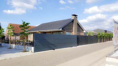 Moderne stalen schuifpoort met aluminium panelen en grote apatie