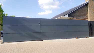 Moderne stalen schuifpoort met aluminium panelen en grote apatie