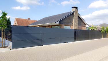 Moderne stalen schuifpoort met aluminium panelen en grote apatie