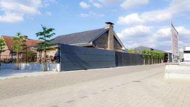 Moderne stalen schuifpoort met aluminium panelen en grote apatie