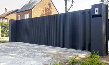 Moderne aluminium schuifpoort met verticale lamellen - Beringen