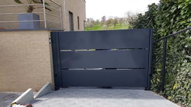 Moderne stalen vleugelpoort met aluminium panelen en grote apatie
