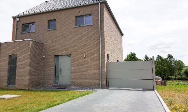 Aluminium draaideur met strakke vlakke panelen