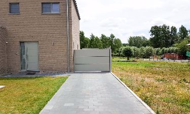 Aluminium draaideur met strakke vlakke panelen