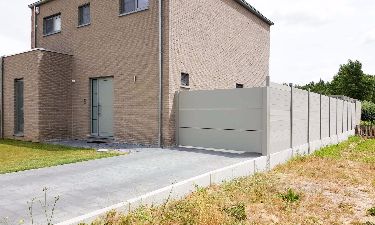 Aluminium draaideur met strakke vlakke panelen