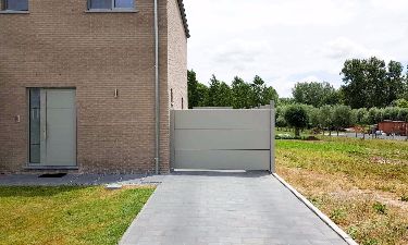 Aluminium draaideur met strakke vlakke panelen