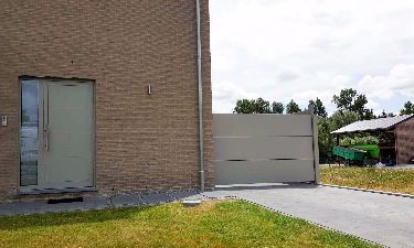 Aluminium draaideur met strakke vlakke panelen