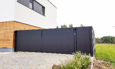 Moderne draaipoort bestaande uit aluminium plaat