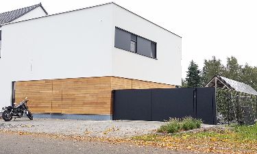 Moderne draaipoort bestaande uit aluminium plaat