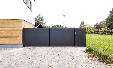Moderne draaipoort bestaande uit aluminium plaat