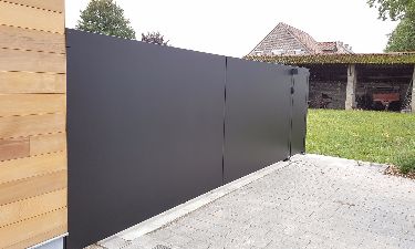 Moderne draaipoort bestaande uit aluminium plaat