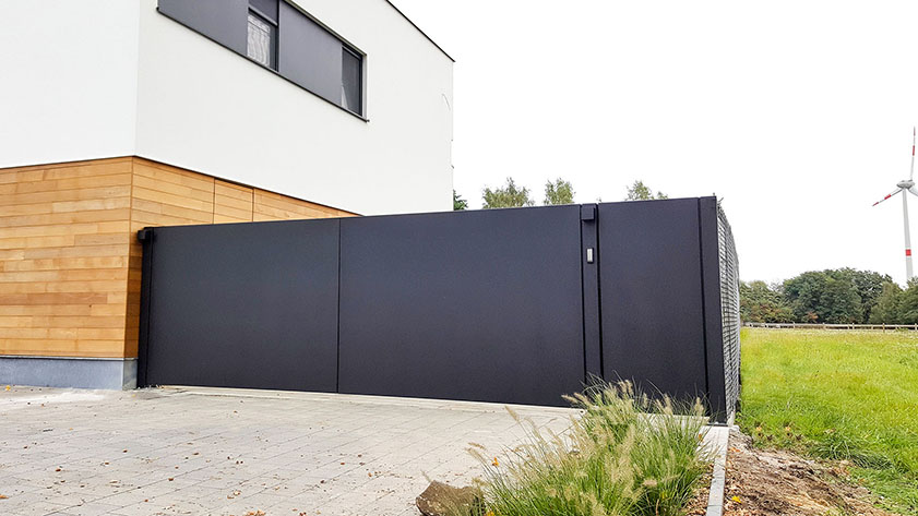 Moderne draaipoort bestaande uit aluminium plaat - Genk