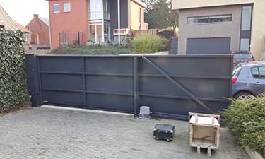 Moderne aluminium schuifpoort in Borgloon, Limburg