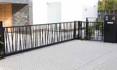 Moderne  metalen schuifpoort met stalen jungle patroon