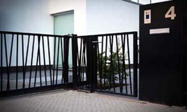 Moderne  metalen schuifpoort met stalen jungle patroon