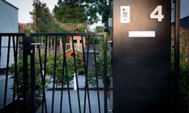 Moderne  metalen schuifpoort met stalen jungle patroon
