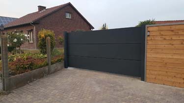 Aluminium design schuifpoort uit aluminium cassetten in heukelom, riemst, limburg