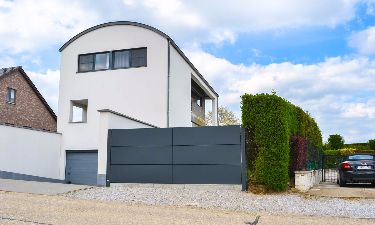 Moderne draaipoort met vlakke aluminium platen