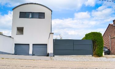 Moderne draaipoort met vlakke aluminium platen