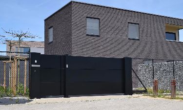 Strakke aluminium schuifpoort met vlakke aluminium panelen