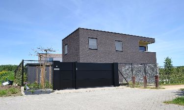 Strakke aluminium schuifpoort met vlakke aluminium panelen