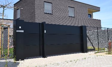 Strakke aluminium schuifpoort met vlakke aluminium panelen
