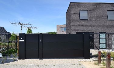Strakke aluminium schuifpoort met vlakke aluminium panelen