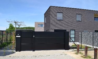Strakke aluminium schuifpoort met vlakke aluminium panelen