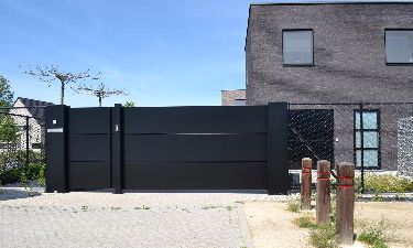Strakke aluminium schuifpoort met vlakke aluminium panelen