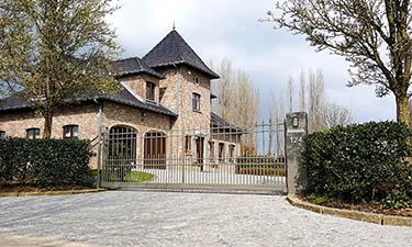 Klassieke schuifpoort met spijlen te lafelt, limburg