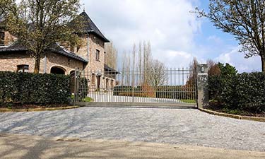 Klassieke schuifpoort met spijlen te lafelt, limburg