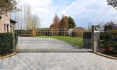 Klassieke schuifpoort met spijlen te lafelt, limburg