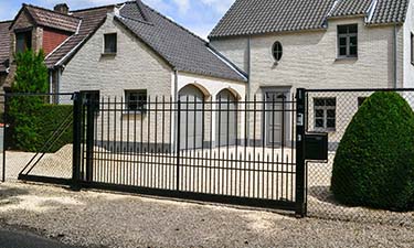 Klassieke siermeedwerk schuifpoort met spijlen te lanaken, limburg