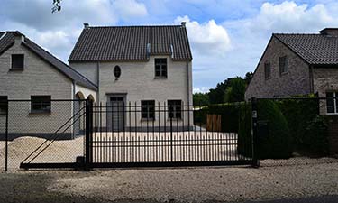 Klassieke siermeedwerk schuifpoort met spijlen te lanaken, limburg
