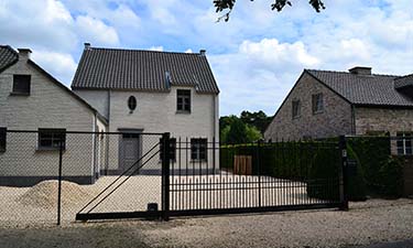 Klassieke siermeedwerk schuifpoort met spijlen te lanaken, limburg