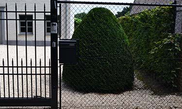 Klassieke siermeedwerk schuifpoort met spijlen te lanaken, limburg