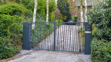 Moderne vleugelpoort met Jungle patroon opvulling geplaatst te Maastricht