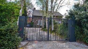 Moderne vleugelpoort met Jungle patroon opvulling geplaatst te Maastricht
