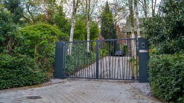 Moderne vleugelpoort met Jungle patroon opvulling geplaatst te Maastricht