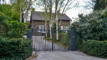 Moderne vleugelpoort met Jungle patroon opvulling geplaatst te Maastricht