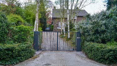 Moderne vleugelpoort met Jungle patroon opvulling geplaatst te Maastricht