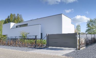 Moderne aluminium schuifpoort bestaande uit vlakke platen met structuur kleur