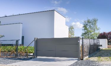 Moderne aluminium schuifpoort bestaande uit vlakke platen met structuur kleur